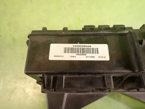 Sulakelaatikko OEM 04692086AB Jeep Commander I 5.7:lle image 3