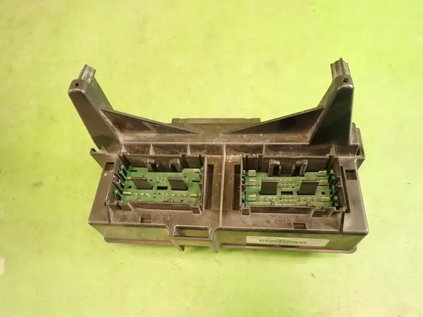 Sulakelaatikko OEM 04692086AB Jeep Commander I 5.7:lle image 4