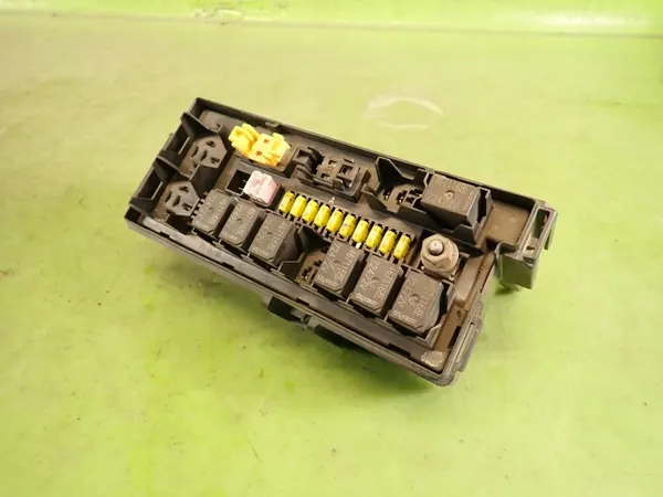 Sulakelaatikko OEM 04692086AB Jeep Commander I 5.7:lle image 7