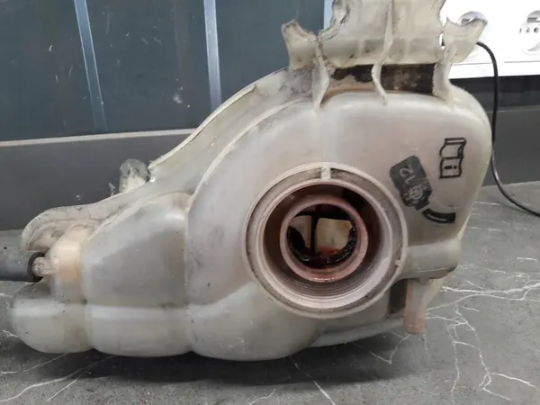 Audi A8 D3 3.0 TDI Ausgleichsbehälter 4E0121403C image 2