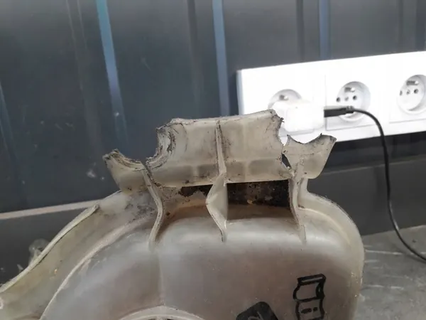 Audi A8 D3 3.0 TDI Ausgleichsbehälter 4E0121403C image 3