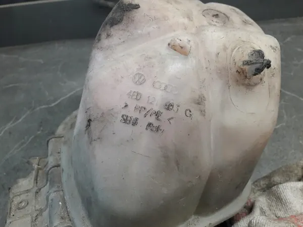 Audi A8 D3 3.0 TDI Ausgleichsbehälter 4E0121403C image 7