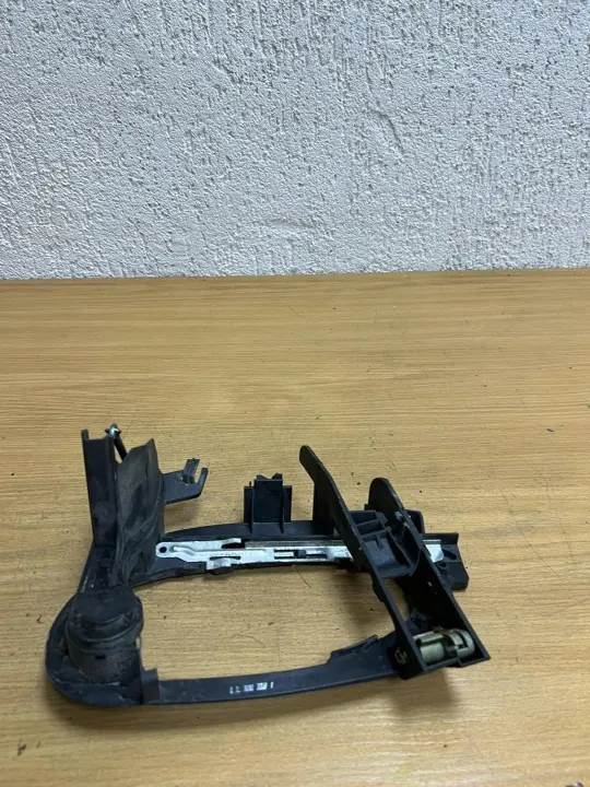 BMW D8655 Framre höger dörrhandtagsram - Begagnad image 3