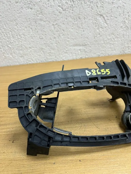 BMW D8655 Framre höger dörrhandtagsram - Begagnad image 5
