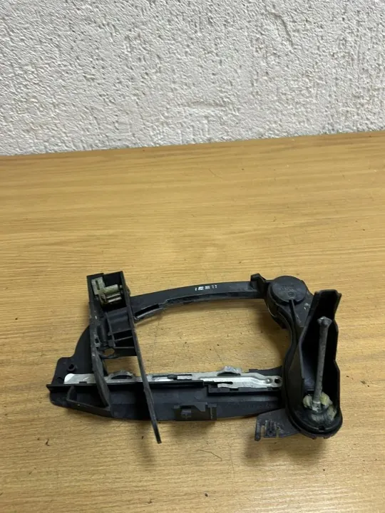 BMW D8655 Framre höger dörrhandtagsram - Begagnad image 8