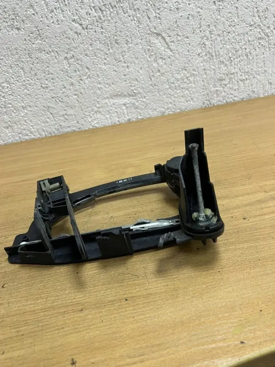 BMW D8655 Framre höger dörrhandtagsram - Begagnad image 9