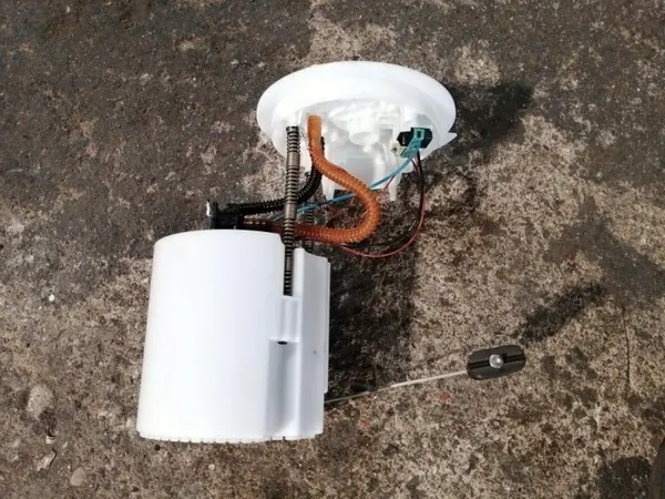 Opel Zafira C Polttoainepumpun kelluke OEM 13581636 image 3