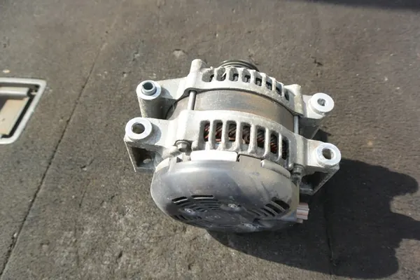 Alternador Maserati Ghibli 3.0D P04801835AB image 3