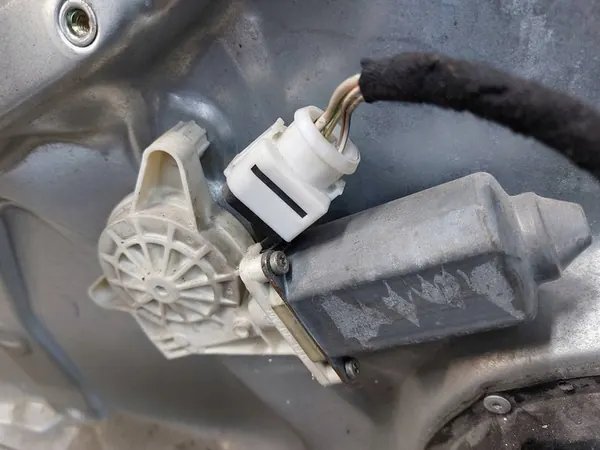 Elevador de vidro elétrico dianteiro esquerdo Volkswagen Passat B5 image 4