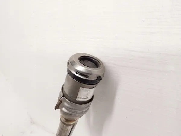 Pescoço de enchimento Ford OEM ET769032AE - Usado image 3