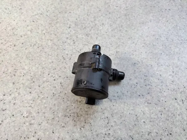 Vattencirkulationspump Mercedes C W205 1.6 CDI a000500540 image 3