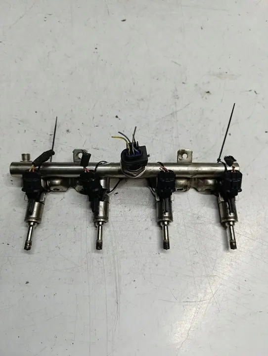 Citroen DS4 11-15 1.6 THP Brandstofrail V759242680 image 2