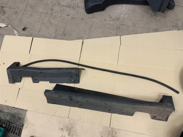 OEM R2X6-V10154AC5Y Couvre-bas droit Ford Courier image 2