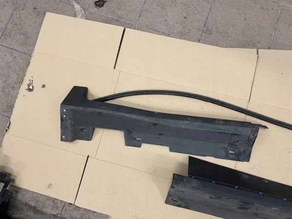 OEM R2X6-V10154AC5Y Couvre-bas droit Ford Courier image 4