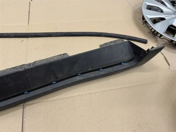 OEM R2X6-V10154AC5Y Couvre-bas droit Ford Courier image 6