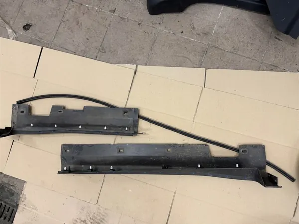 OEM R2X6-V10154AC5Y Couvre-bas droit Ford Courier image 9