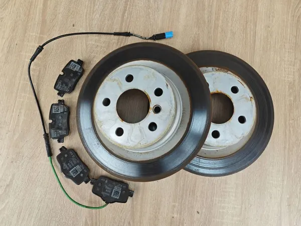 Set Bromsskivor + Belägg Bak OEM 6877213 BMW image 2