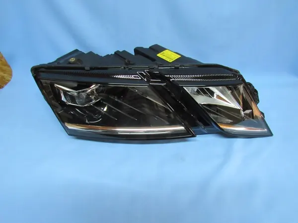 Farol direito Skoda Octavia III Lift Full LED image 4