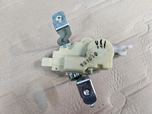 OEM YARIS II 06-11 Actuateur de Verrouillage Hayon image 2