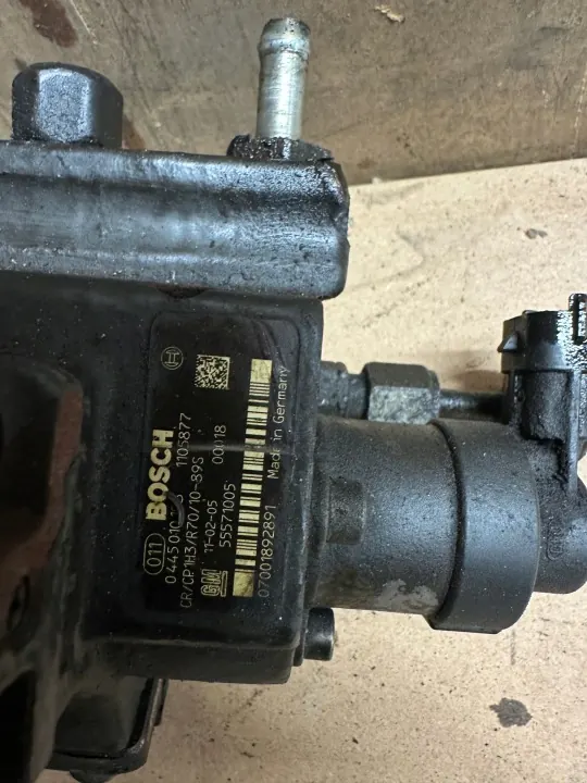 Bomba de inyección OEM 55571949 para Opel Insignia A image 3