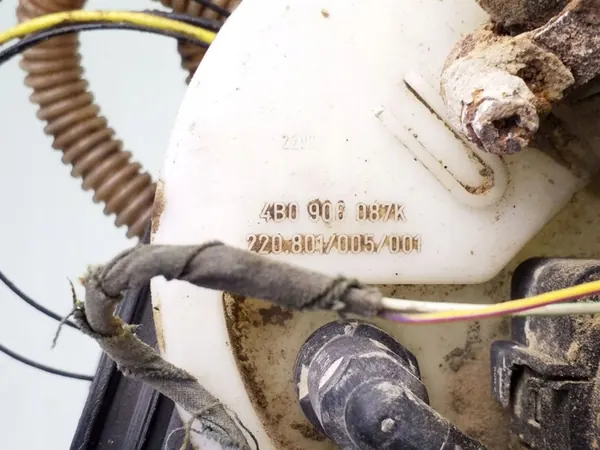 1998 Audi A6 S6 C5 Bomba de combustível 4B0906087K image 3