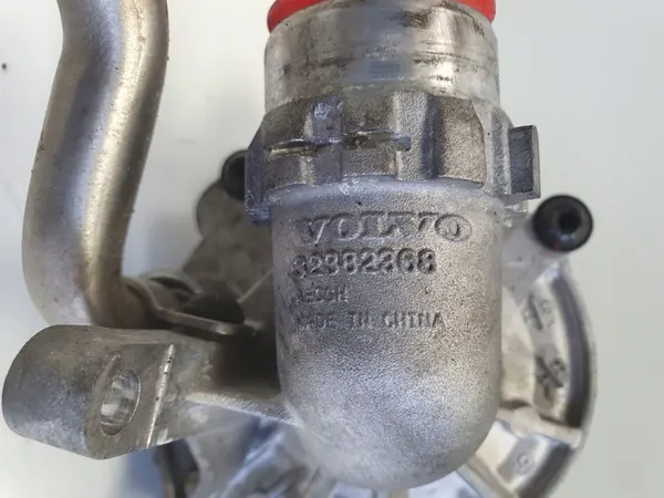 Vattenpump Volvo XC60 II 2.0 D B4 Mild Hybrid image 2