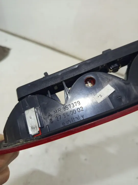 Feu stop MR957379 pour Mitsubishi Colt VI - Occasion image 5