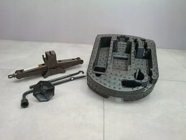 Jeep OE Lewar WK2 Domkraftspak Nyckel - Begagnad image 2