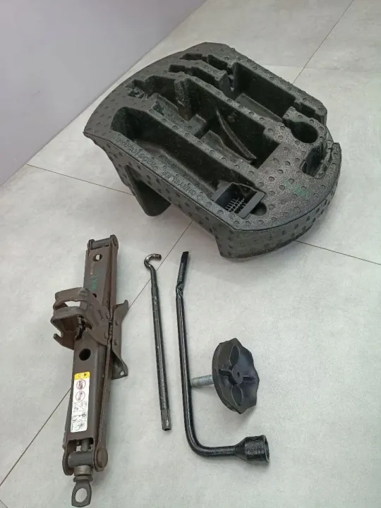 Jeep OE Lewar WK2 Domkraftspak Nyckel - Begagnad image 3