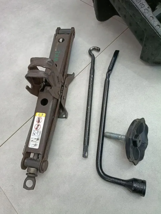 Jeep OE Lewar WK2 Domkraftspak Nyckel - Begagnad image 4