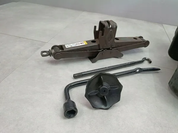Jeep OE Lewar WK2 Domkraftspak Nyckel - Begagnad image 5