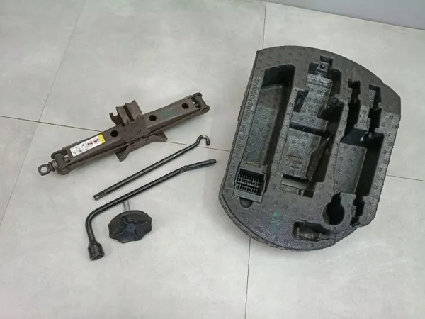 Jeep OE Lewar WK2 Domkraftspak Nyckel - Begagnad image 7