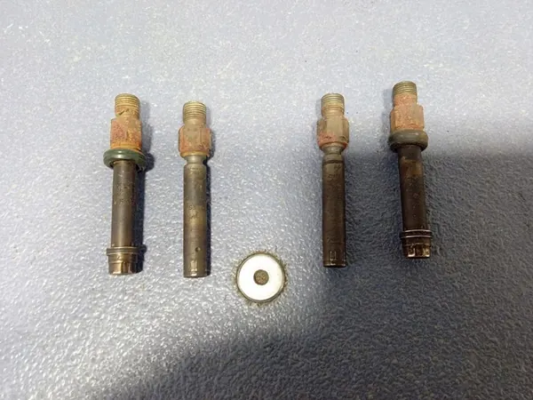 Iniettori AUDI A6 C4 2.0 Set 4 pz 035133551F image 2