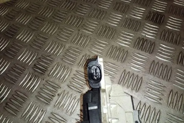 VW TIGUAN Dörrlås Bakvänster 5N0839015A image 2