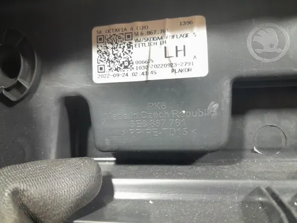 Skoda Octavia IV C-stolpeklädsel Vänster Bak OEM 5E6867761 image 3