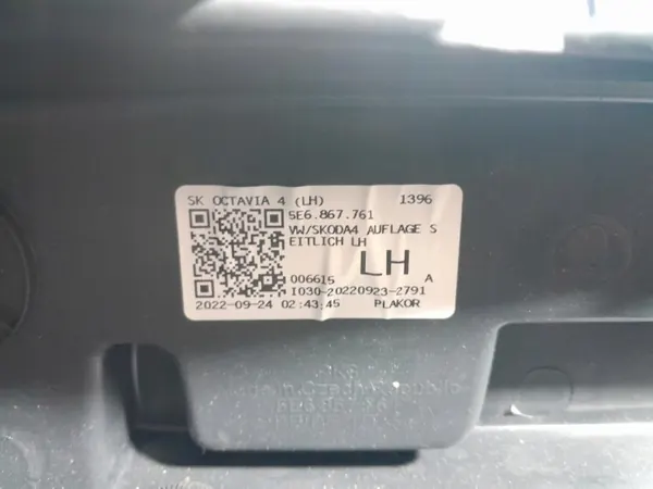Skoda Octavia IV C-stolpeklädsel Vänster Bak OEM 5E6867761 image 4