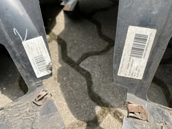 BMW Front Wheel Arch Right OE 7234832 image 2