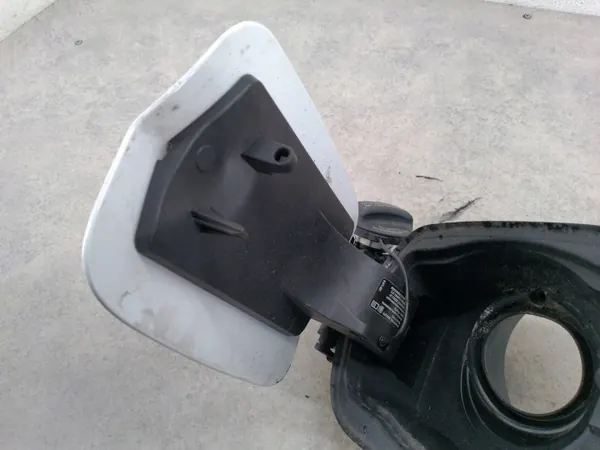 BMW X6 F16 Tankklappe OEM 7297009 - Gebraucht image 4