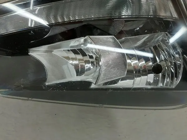 Farol dianteiro direito Skoda Yeti 5L image 7