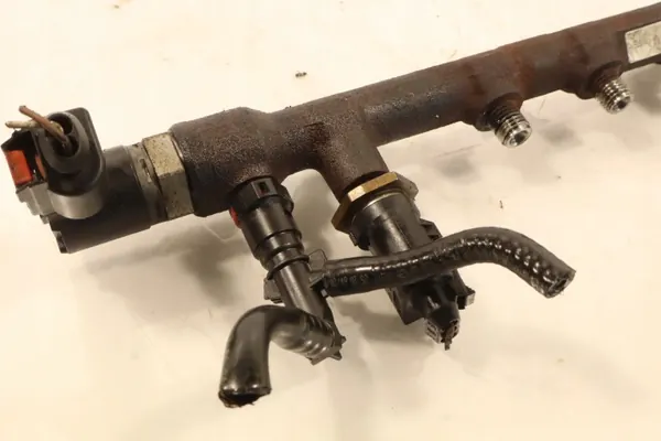 A2C97758000 Bränsleräl Ford Ranger - Begagnad image 3