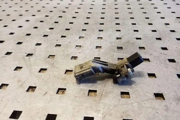 Kampiakselin sijaintianturi VW SCIROCCO 2.0L OEM 03C906433A image 2