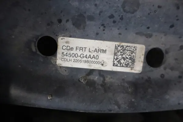 Vorderer Aufhängungsarm OEM SANKI62401G4AA0 - Gebraucht image 5