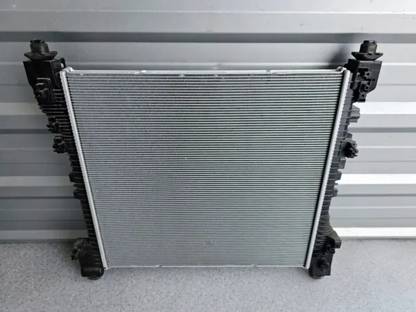 Jeep Grand Cherokee WL Vattenkylare OEM 68578699AA image 2