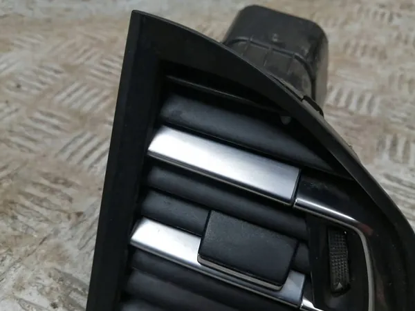 Peça dianteira direita Peugeot 308 OE 1304148XZD image 2