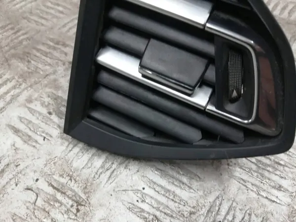 Peça dianteira direita Peugeot 308 OE 1304148XZD image 3