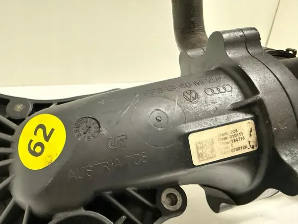 Vattenpumphus Audi S8 D3 5.2 FSI 079121012D image 2