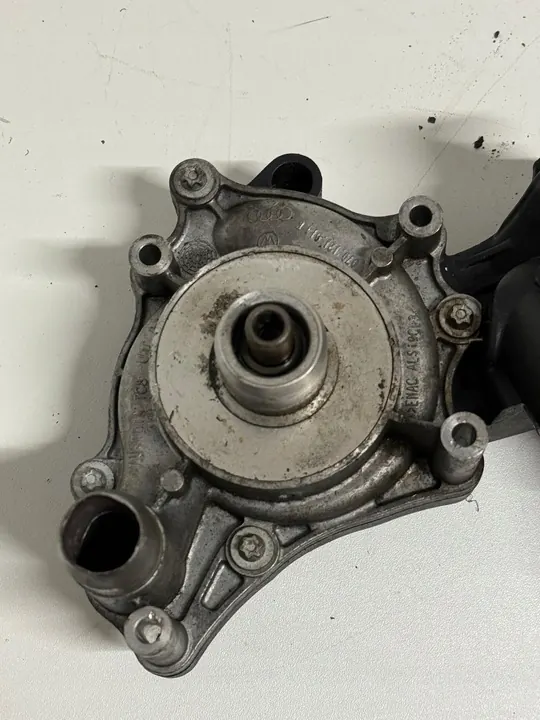 Vattenpumphus Audi S8 D3 5.2 FSI 079121012D image 3