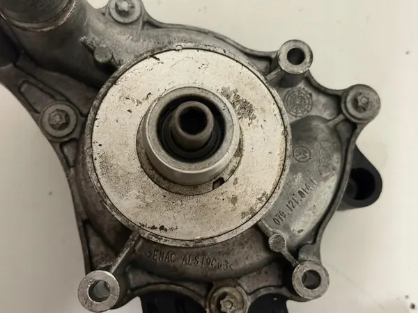 Vattenpumphus Audi S8 D3 5.2 FSI 079121012D image 4