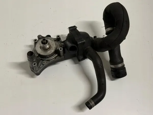 Vattenpumphus Audi S8 D3 5.2 FSI 079121012D image 5