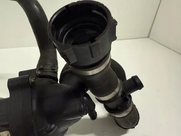 Vattenpumphus Audi S8 D3 5.2 FSI 079121012D image 7